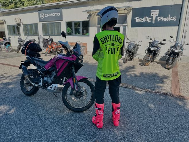 Odjezd na 6. sraz motorek CFMOTO. Nikdy nepodceňujte přípravu a styl. Zvláště když pojedete do Rožnova p/R dva dny terénem...